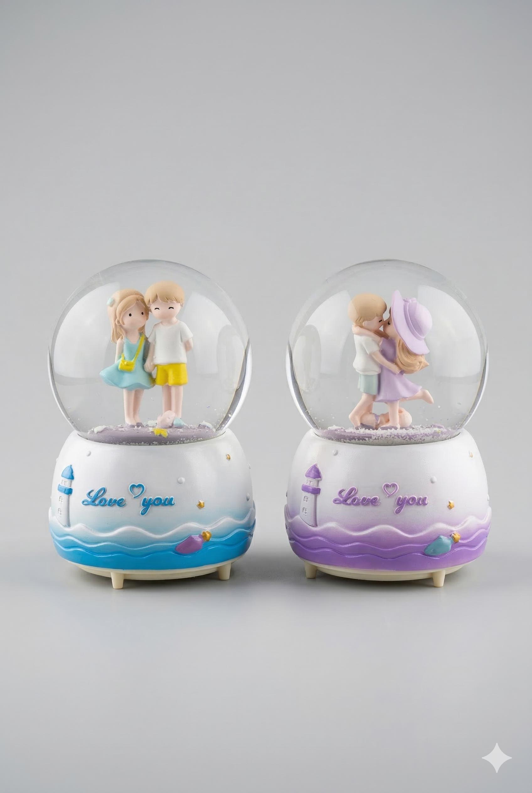 Sevgililer Gününe Özel El Ele ve Sarılan Çift Kar Küresi